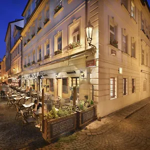 **** Hotel At The Golden Scissors Tjekkiet
